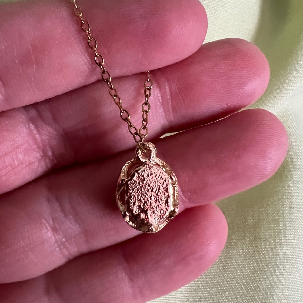 Cameo pink mini gold necklace - Picture 3 of 9